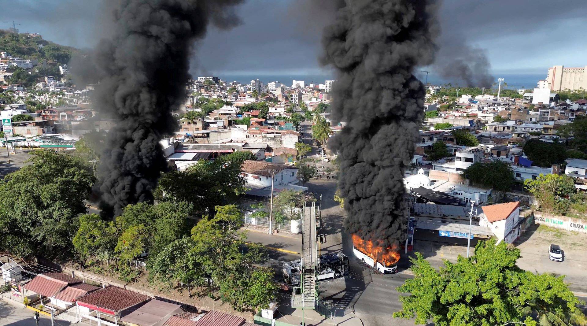 Fumaça sobe de veículos em chamas em meio a uma onda de violência no México após a morte do narcotraficante mexicano Nemesio Oseguera, conhecido como “El Mencho” – 22/02/2026 (Foto: Reprodução do Instagram/@morelifediares/via REUTERS)
