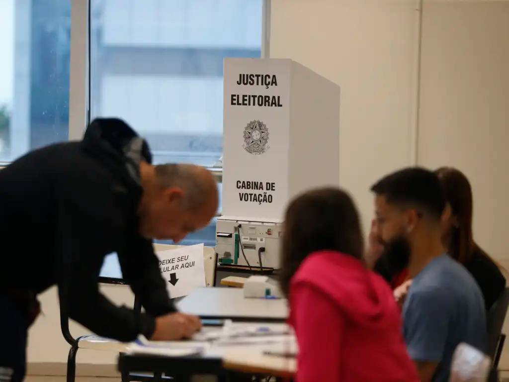 Eleitores comparecem para votação no segundo turno das eleições para prefeito na UNIP Paraiso. Foto: Paulo Pinto/Agência Brasil