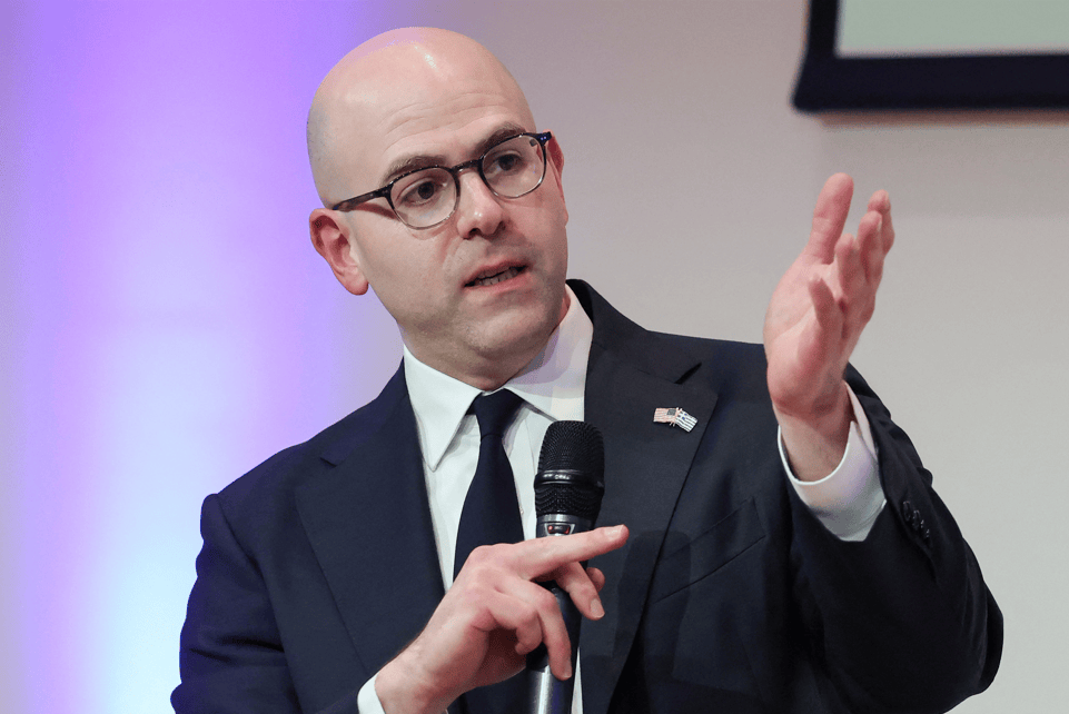 O governador do Federal Reserve, Stephen Miran, fala sobre "Regulamentos, o lado da oferta e a política monetária" durante o evento Delphi Economic Forum Lecture, na Galeria Nacional de Atenas, Grécia, em 14 de janeiro de 2026. REUTERS/Louisa Gouliamaki