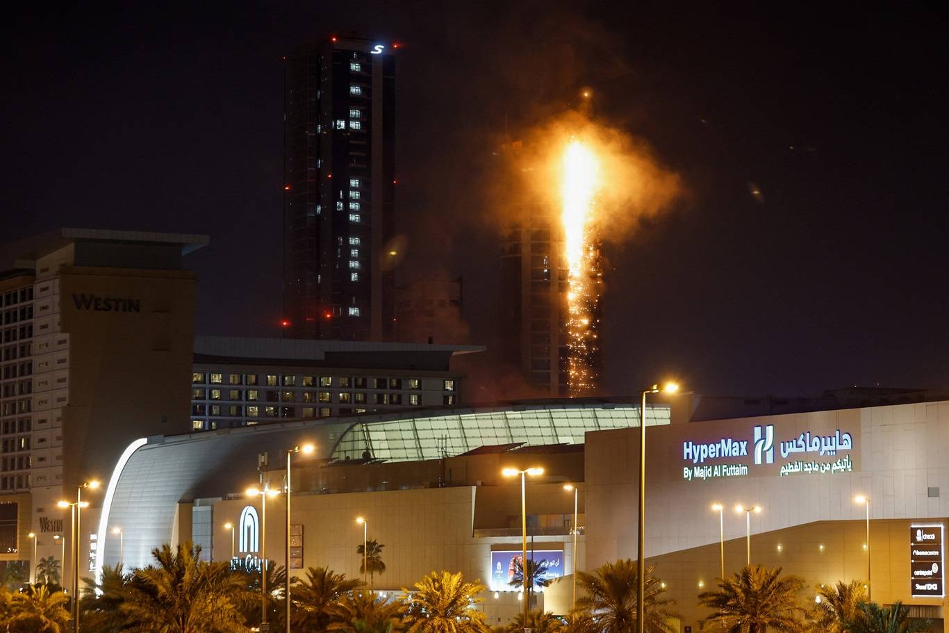 Fumaça sobe de um prédio em chamas atingido por um ataque de drone iraniano, após Israel e os EUA lançarem ofensivas contra o Irã, no bairro de Seef, em Manama, Bahrein, em 28 de fevereiro de 2026. REUTERS/Stringer
