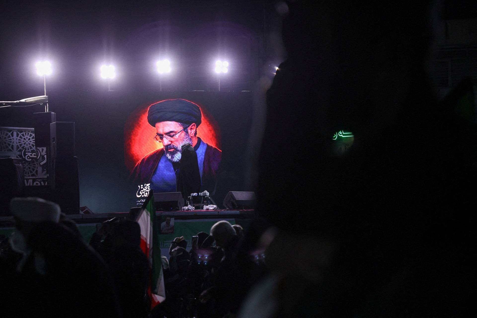 Foto de Mojtaba Khamenei é mostrada em tela em Teerã
 9/3/2026   Majid Asgaripour/WANA (West Asia News Agency) via REUTERS