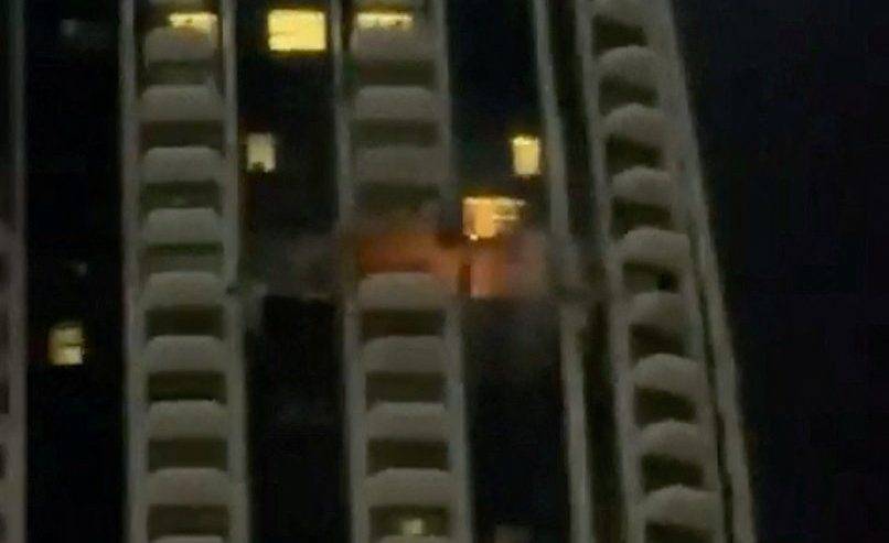 Incêndio em um prédio nas proximidades do Dubai Creek Harbour, em Dubai, Emirados Árabes Unidos, após a queda de um drone. Imagem extraída de um vídeo publicado em 12 de março de 2026 nas redes sociais. (Fonte: REUTERS)