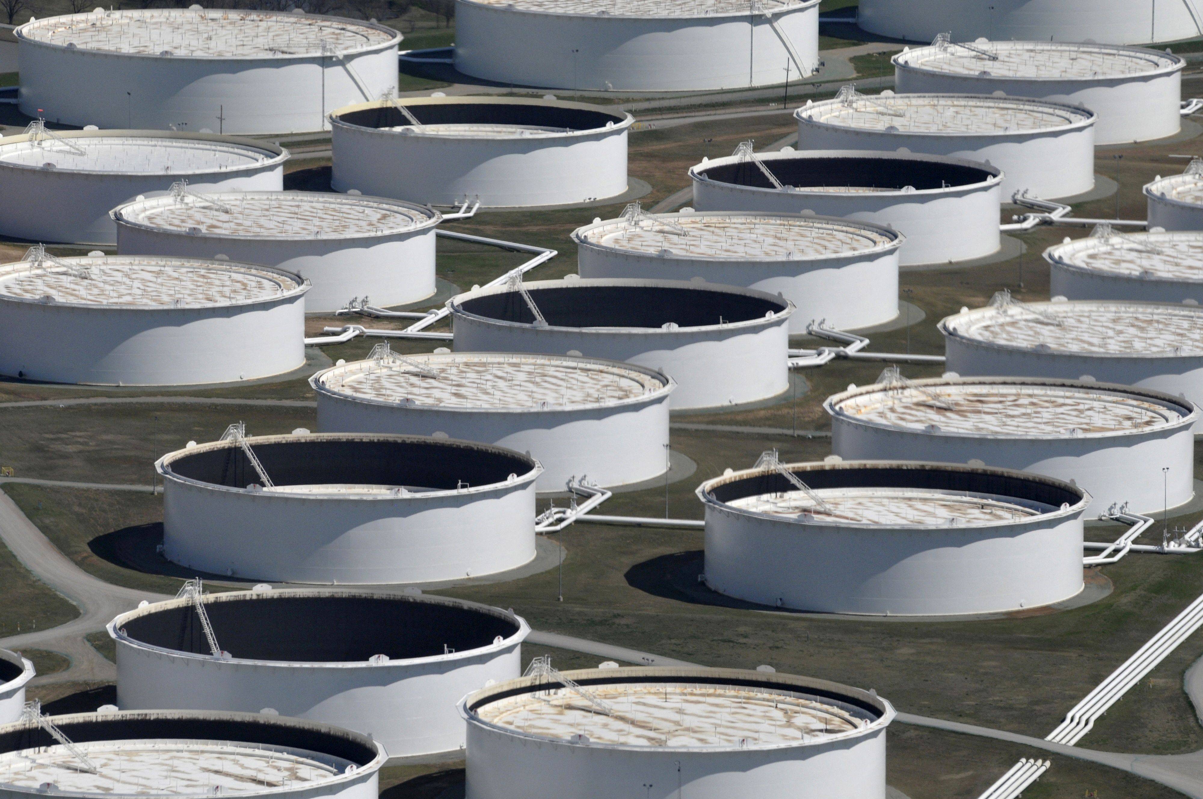 FOTO DE ARQUIVO: Tanques de armazenamento de petróleo bruto vistos de cima no centro petrolífero de Cushing, aparentemente sem espaço para conter um excedente histórico de oferta que derrubou os preços, em Cushing, Oklahoma, 24 de março de 2016. Foto tirada em 24 de março de 2016. REUTERS/Nick Oxford/Foto de Arquivo