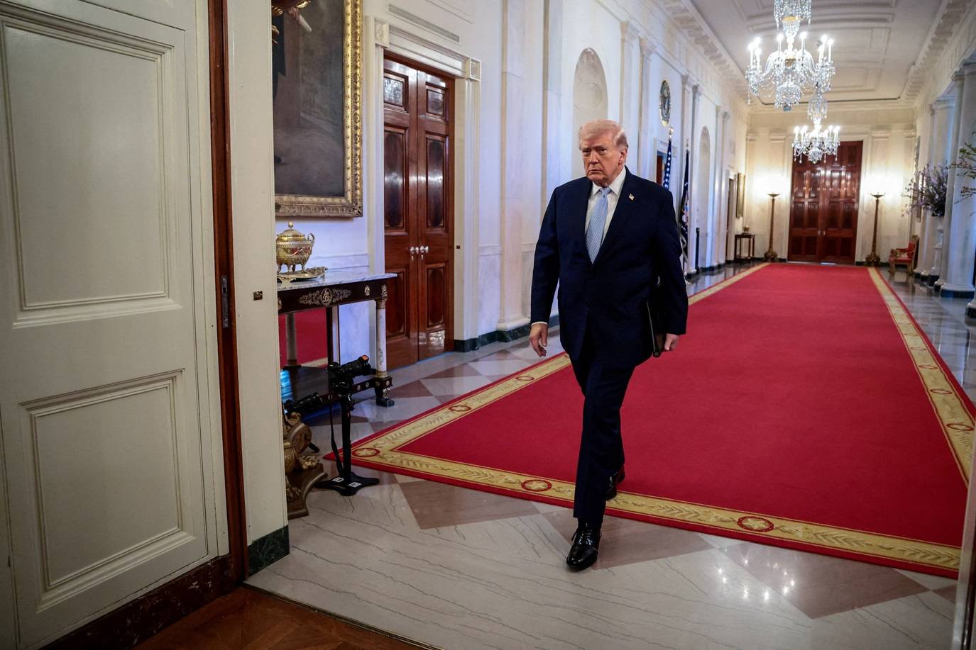 O presidente dos Estados Unidos, Donald Trump, chega para discursar durante a cerimônia de entrega do troféu “Commander-in-Chief” ao time de futebol americano dos Midshipmen da Marinha, da Academia Naval dos Estados Unidos, na Casa Branca, em Washington, D.C., em 20 de março de 2026. REUTERS/Evelyn Hockstein TPX IMAGES OF THE DAY
