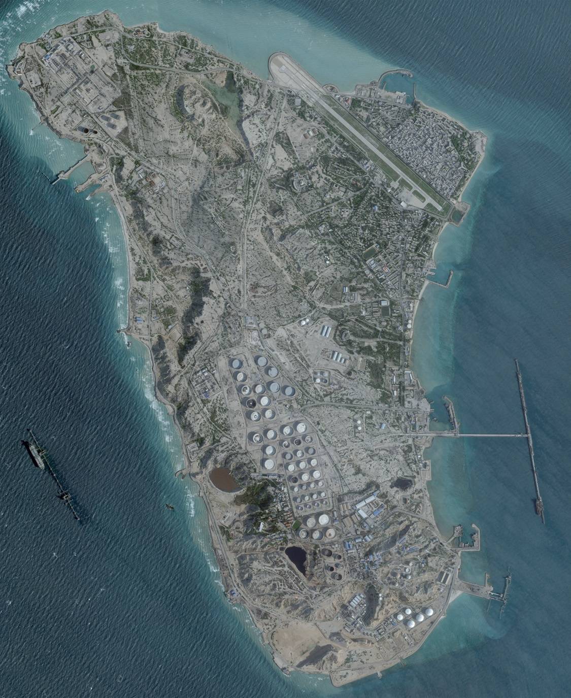 Imagem de satélite mostra terminal de petróleo na Ilha Kharg, Irã, em 25 de fevereiro de 2026 (Reuters)