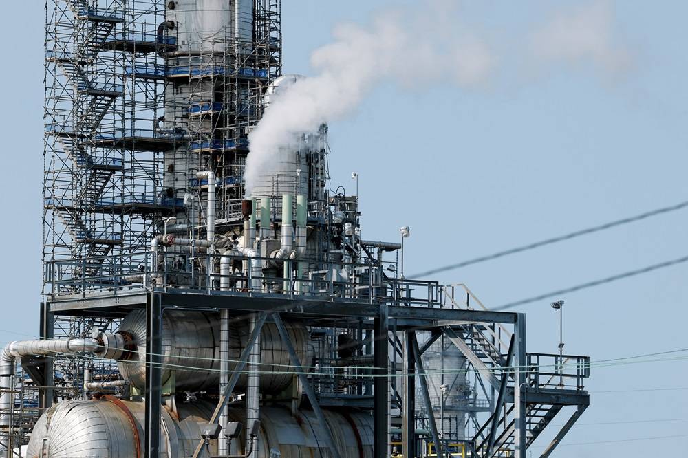 Uma refinaria da Marathon Petroleum Corp. em Detroit, Michigan, EUA, na quarta-feira, 4 de setembro de 2024. Ao todo, 273 trabalhadores da refinaria em Detroit, representados pelo sindicato Teamsters Local 283, entraram em greve hoje após vários meses de negociação com a empresa por melhores salários.
