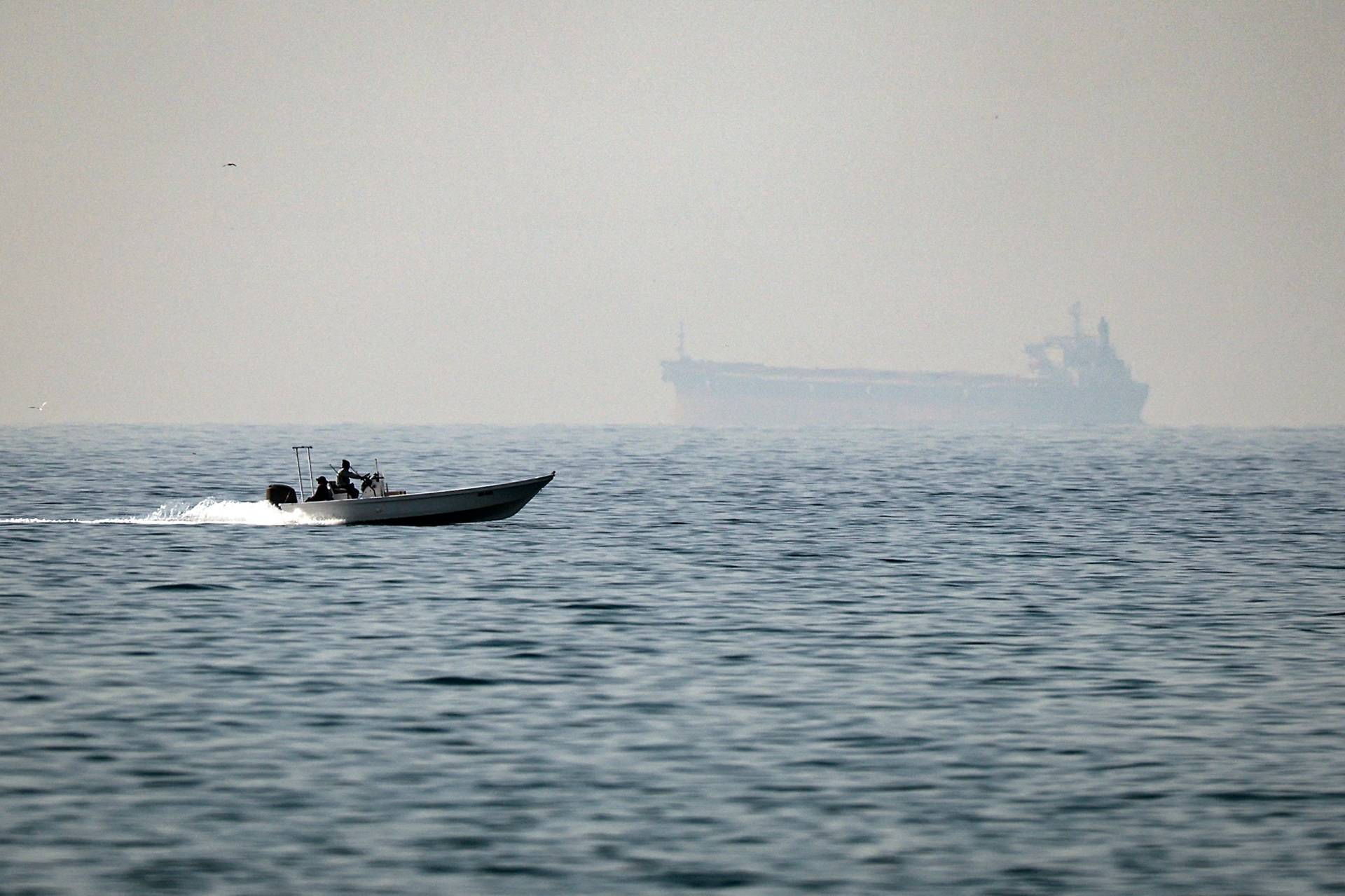 Um navio-tanque no Estreito de Ormuz em 25 de fevereiro de 2026. (Foto: Fadel Senna/AFP/Getty Images/via Bloomberg)