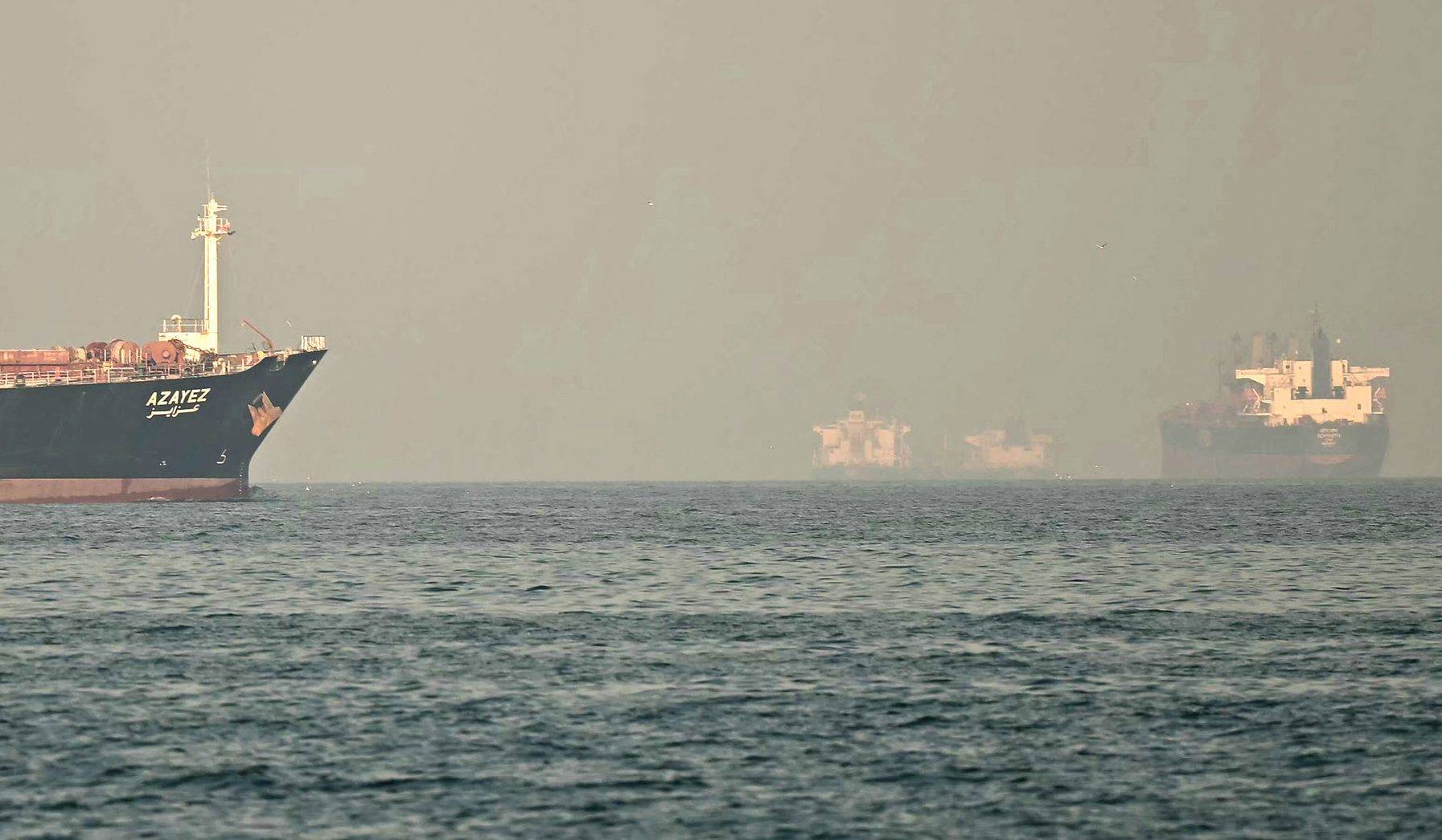 Navios de carga no Estreito de Ormuz em fevereiro. (Foto: Giuseppe Cacace/AFP/Getty Images/via Bloomberg)