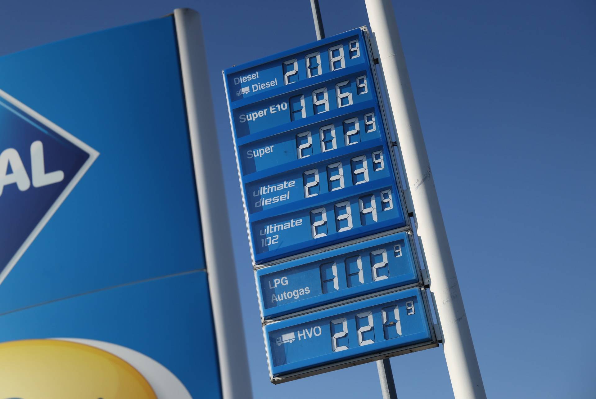 Preços em um posto de gasolina na Alemanha. (Foto: Bloomberg)