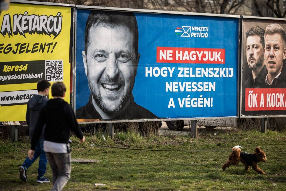 Um cartaz de campanha eleitoral do governo com mensagens anti-Ucrânia em Budapeste (Bloomberg)