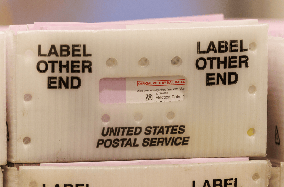 Cédulas de votação enviadas pelo correio são exibidas em uma caixa postal no Centro de Processamento de Votos do Condado de Los Angeles