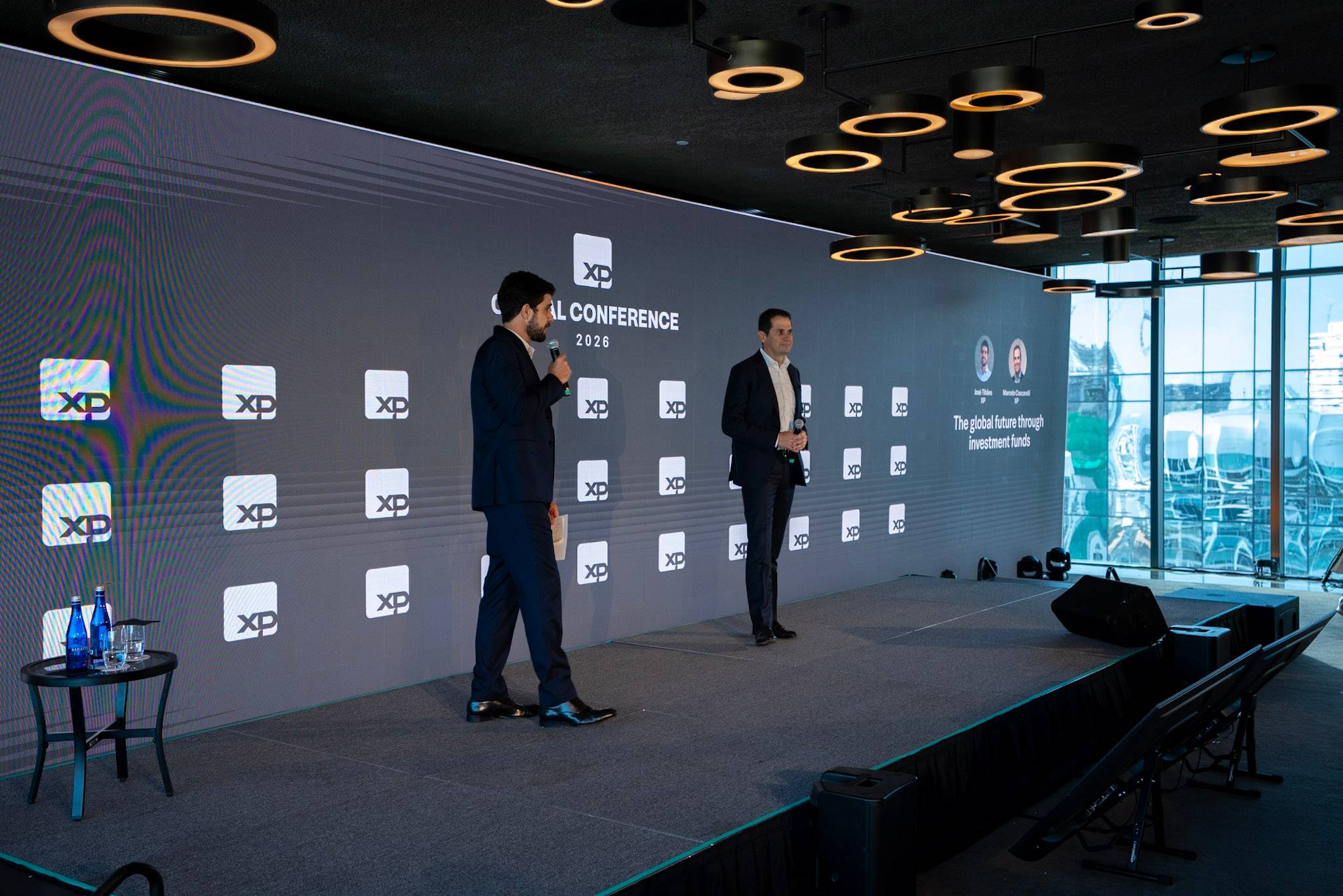 José Tibães, Head da plataforma de fundos da XP, e Marcelo Coscarelli, Head de Private Wealth Management Internacional da XP fazem a abertura do XP Global Conference 2026 
(Foto: Pedro Moleiro)
