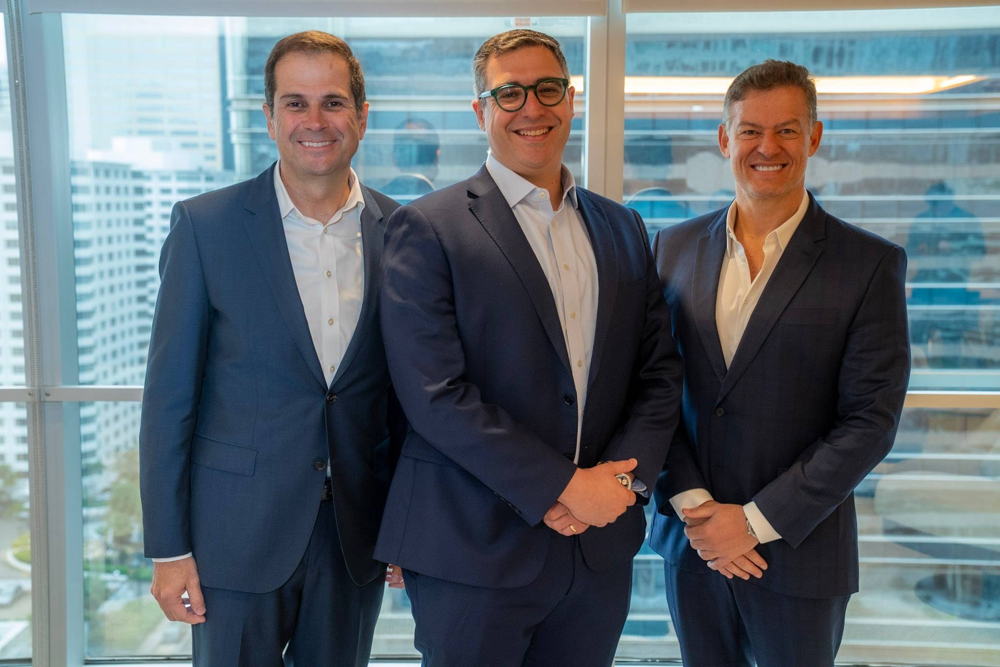 Marcelo Coscarelli, head de private wealth management internacional na XP Private Bank, 
Ricardo Saccardo, head comercial da XP Private Bank e Cesar Chicayban, CEO da XP Private, no novo escritório, em Miami (Foto: Pedro Moleiro)