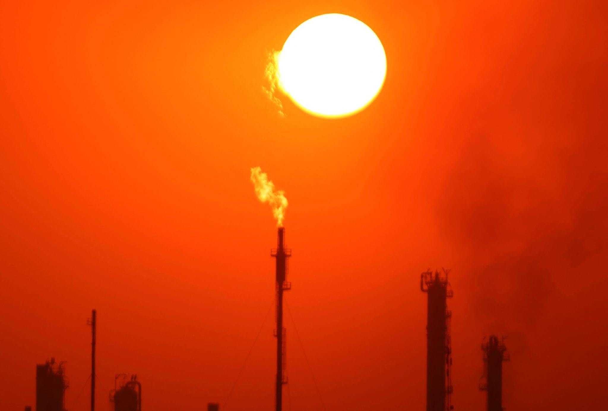 Guerra no Irã força os principais produtores de petróleo a iniciar corte da produção nas refinarias (Foto: Ahmad Al-Rubaye /AFP/Getty Images/Fortune)