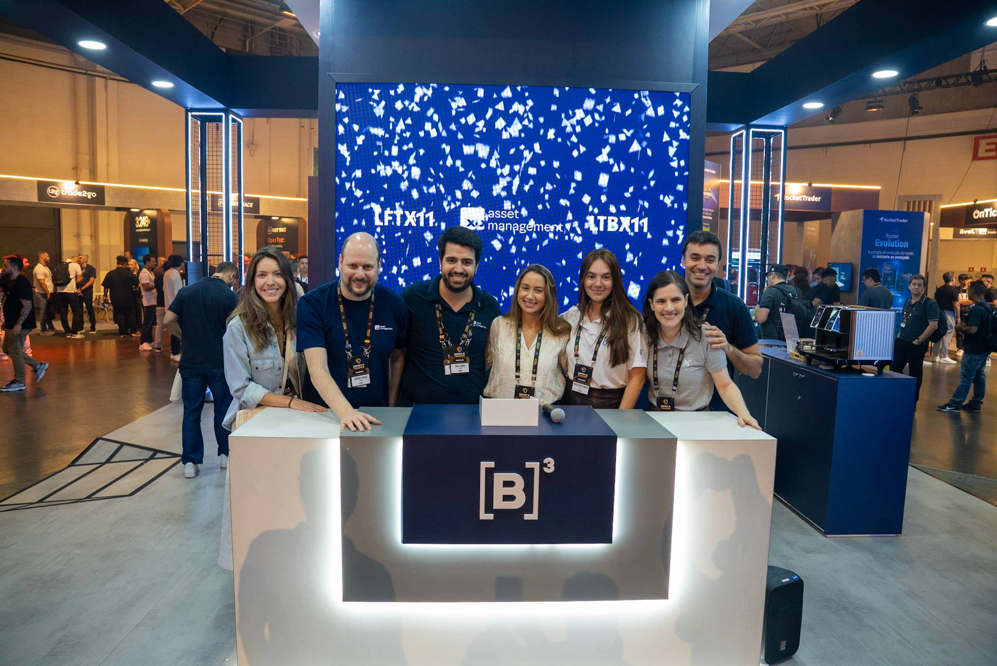 Representantes da XP no dia do lançamento:  Daphne Gargitter, Leonardo Vasques, Danilo Gabriel, Beatriz Batah, Bianca Maria, Fabiana Salgueiro Perobelli e Rodrigo Werneck. Imagem: Divulgação