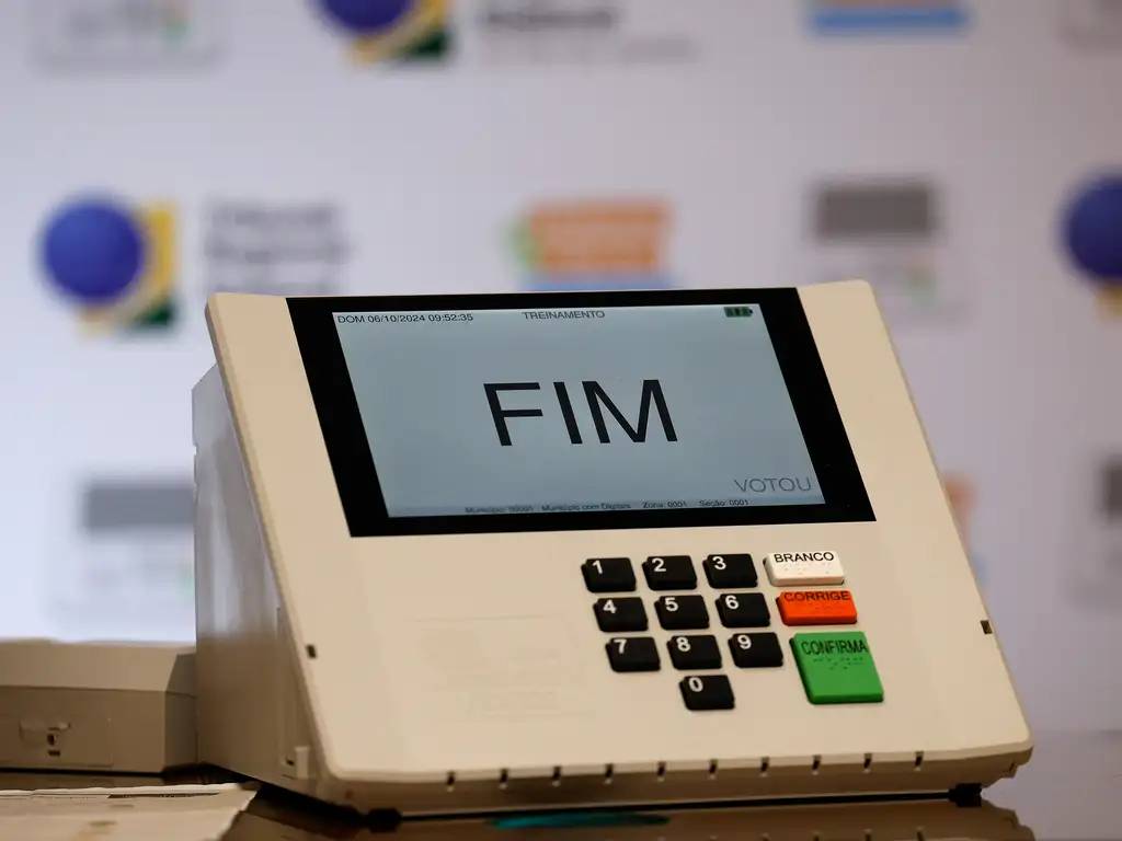 Urna eletrônica com indicação "Fim" após votação