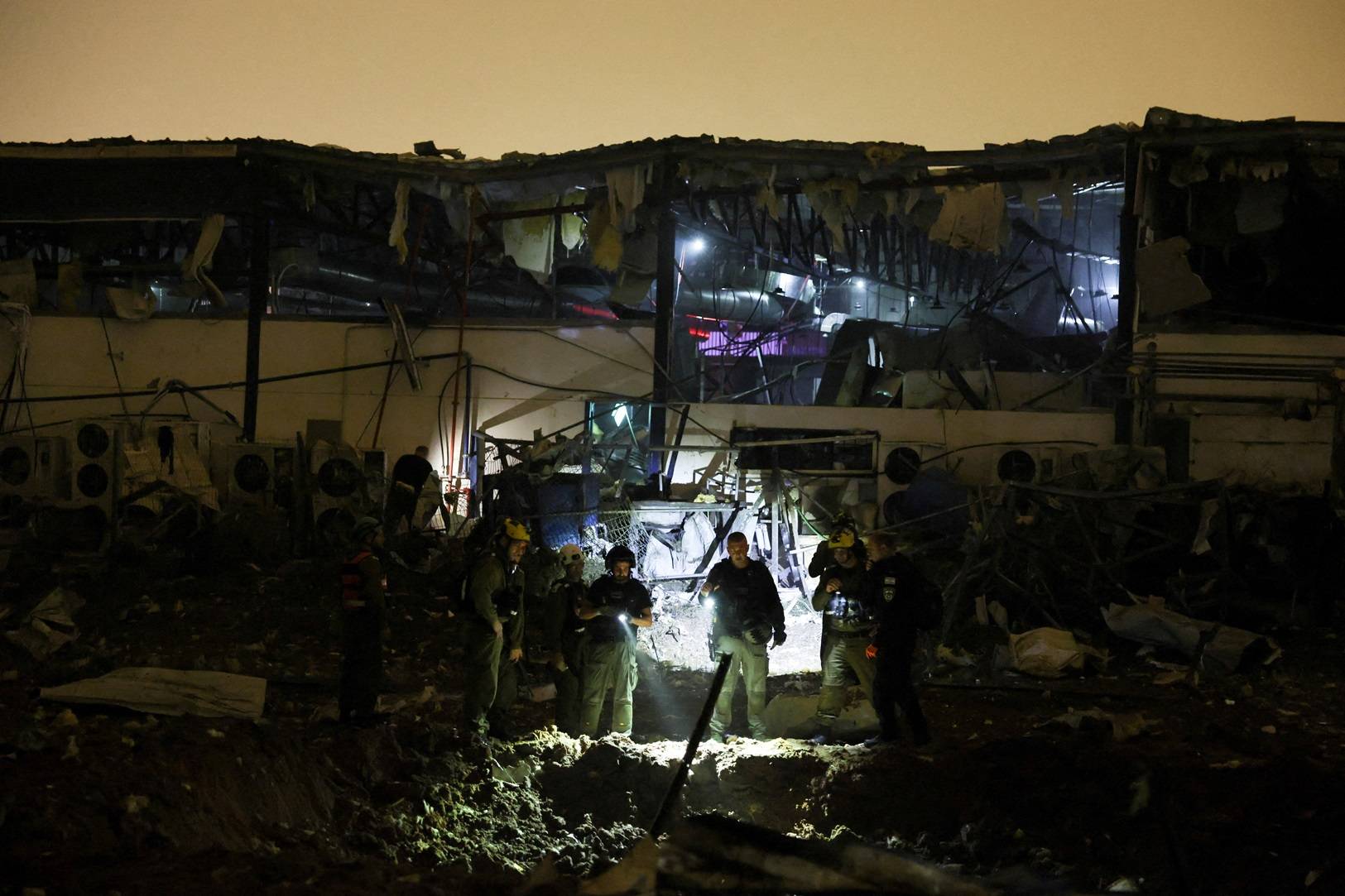 Equipes de emergência trabalham na área atingida após uma barragem de mísseis iranianos lançados contra Israel, em meio ao conflito entre EUA e Israel com o Irã, em Petah Tikva, Israel, em 2 de abril de 2026. REUTERS/Ammar Awad TPX IMAGES OF THE DAY
