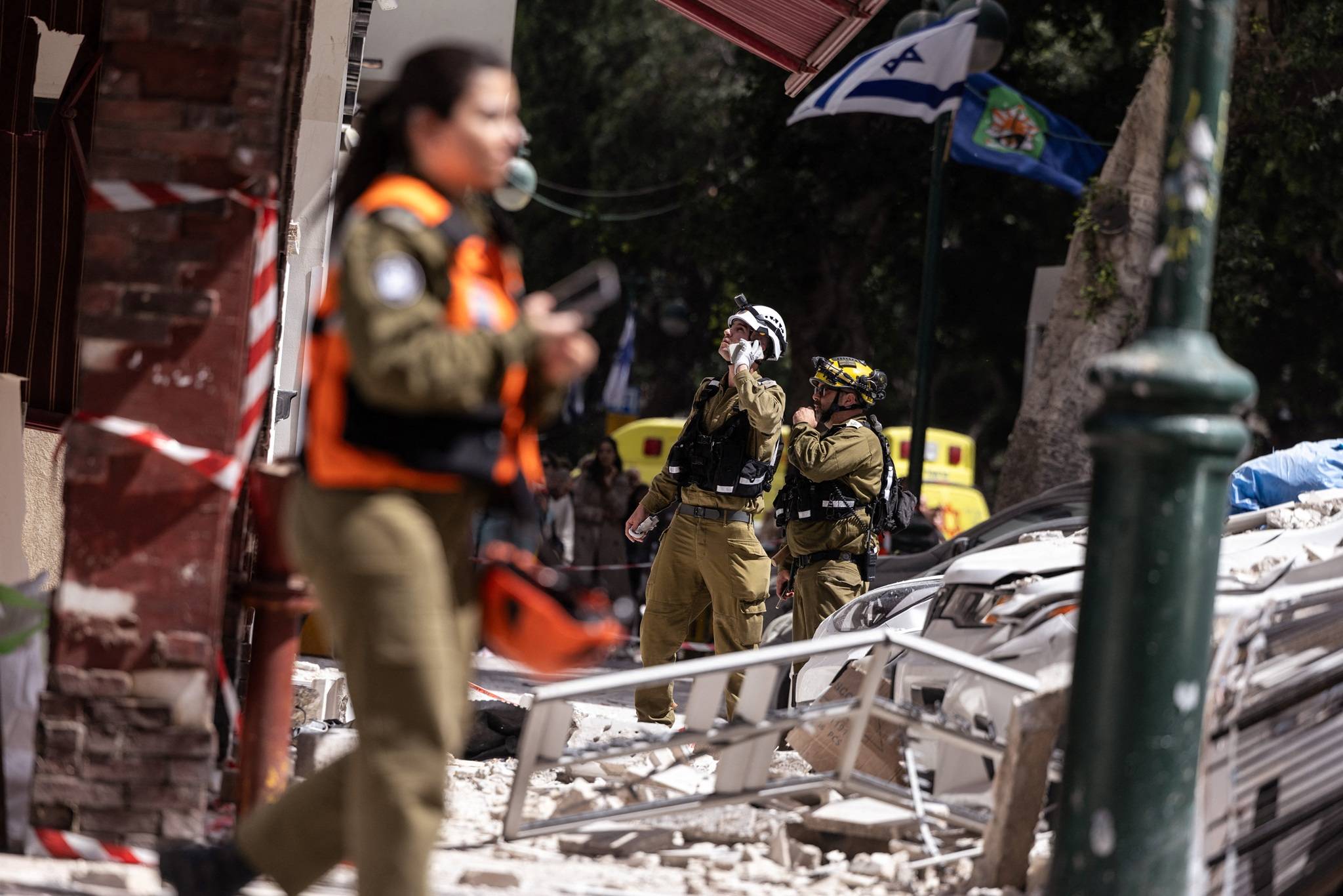6 de abril de 2026 - Socorristas trabalham em local atingido por ataque na região central de Israel. Foto: REUTERS/Nir Elias 