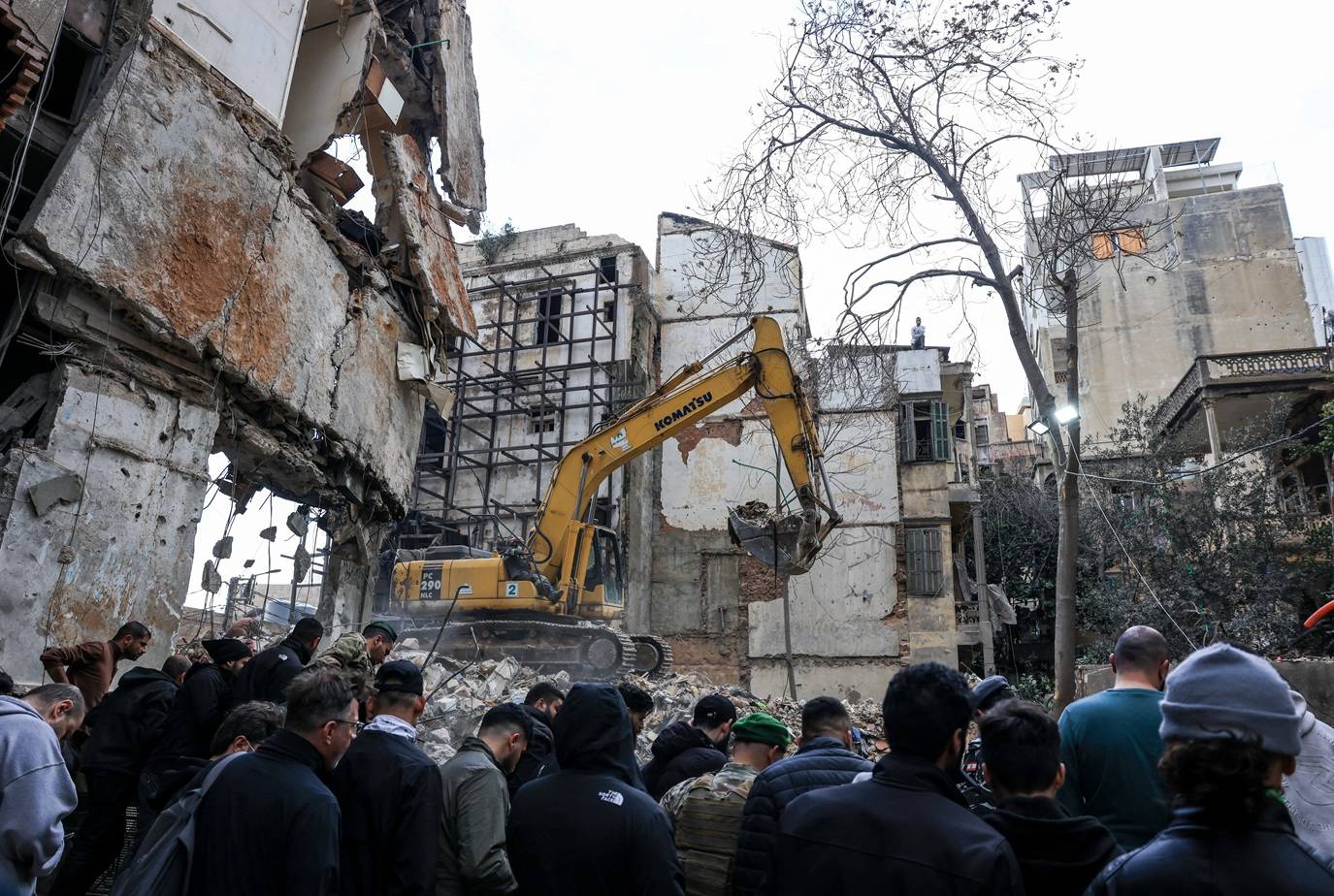 9 de abril de 2026 - Pessoas observam o resultado de ataques israelenses em Beirute, Líbano, realizados na quarta-feira (8), após o cessar-fogo. Foto: REUTERS/Raghed Waked