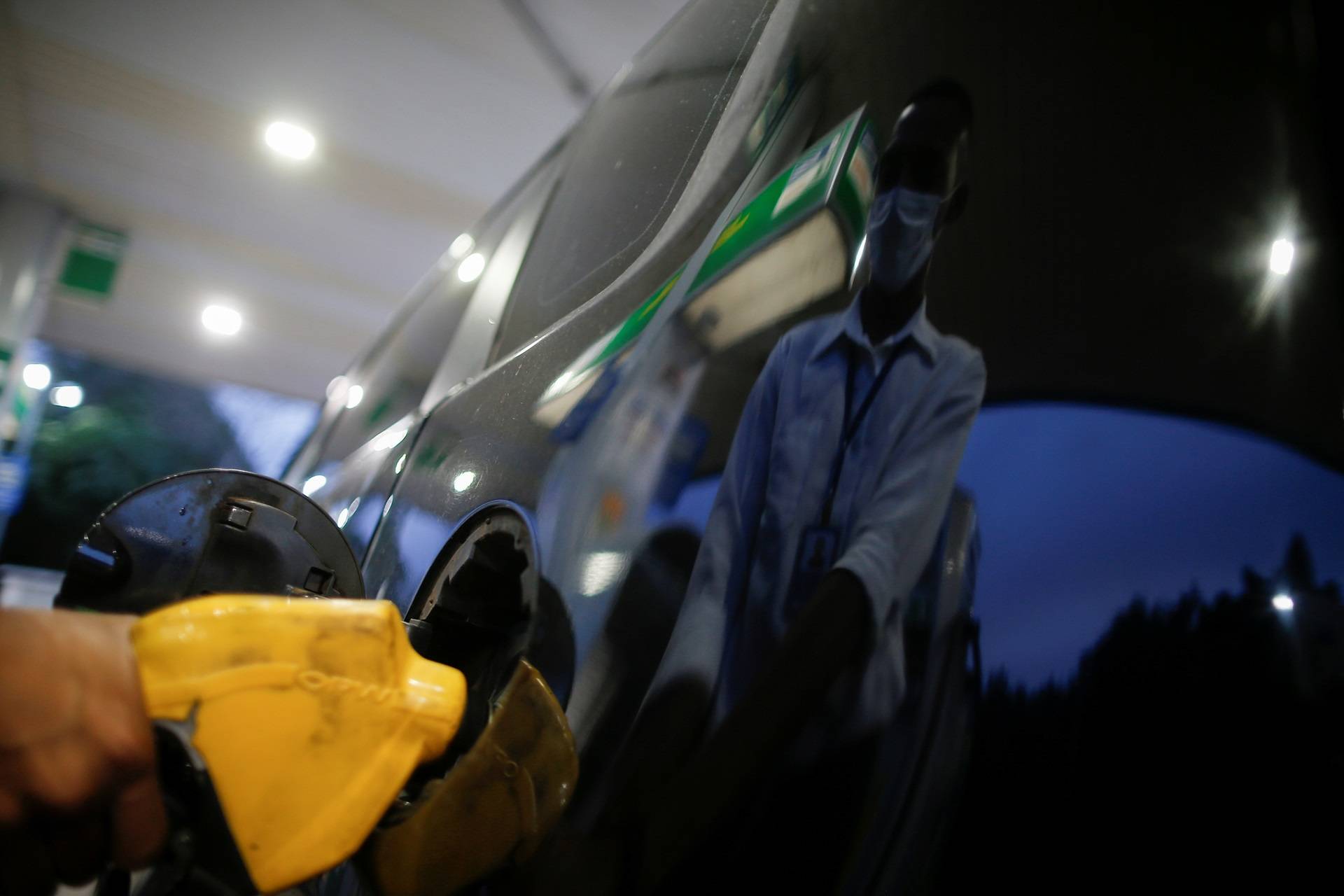 Carro é abastecido em posto de combustível em Brasília
7 de março de 2022 REUTERS/Adriano Machado