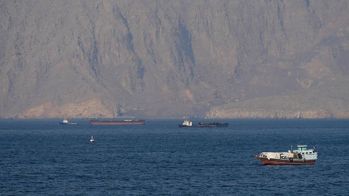 Navios cargueiros e petroleiros no Estreito de Ormuz, ao largo da costa de Musandam, Omã, em 18 de abril de 2026. REUTERS/Stringer REFILE - QUALITY REPEAT TPX IMAGES OF THE DAY
