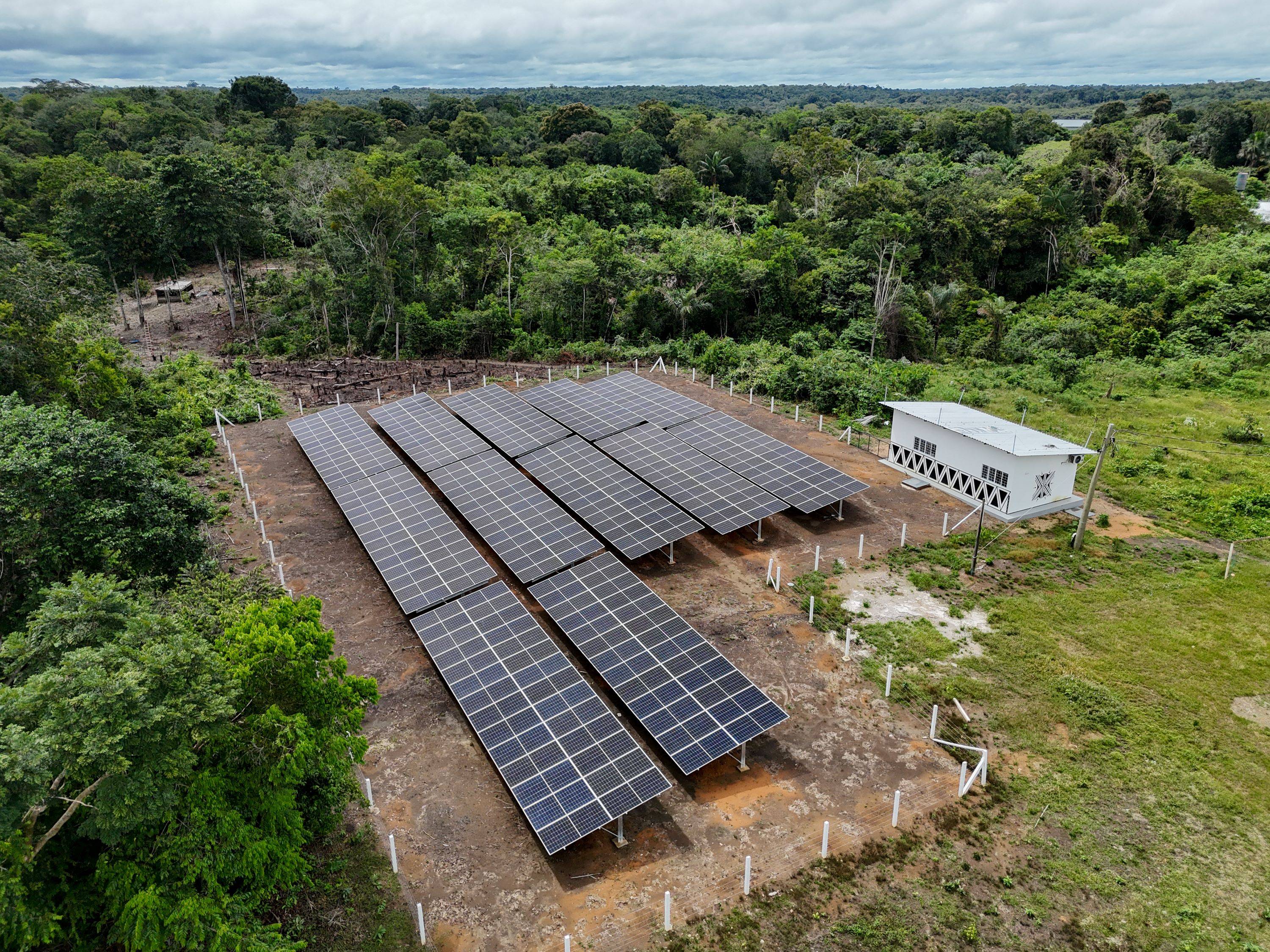 Painéis solares na Amazônia (Foto: Nelson Brito de Mendonça, presidente da comunidade de Santa Helena do Inglês, monitora a usina solar que fornece eletricidade. Fotógrafo: Michael Dantas/Bloomberg)