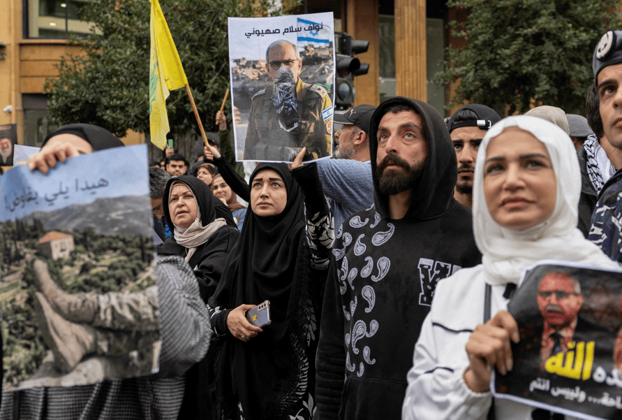 Manifestantes, incluindo apoiadores do Hezbollah, protestam contra a negociação direta entre Israel e o governo libanês, em Beirute 10 de abril de 2026 REUTERS/Adnan Abidi

