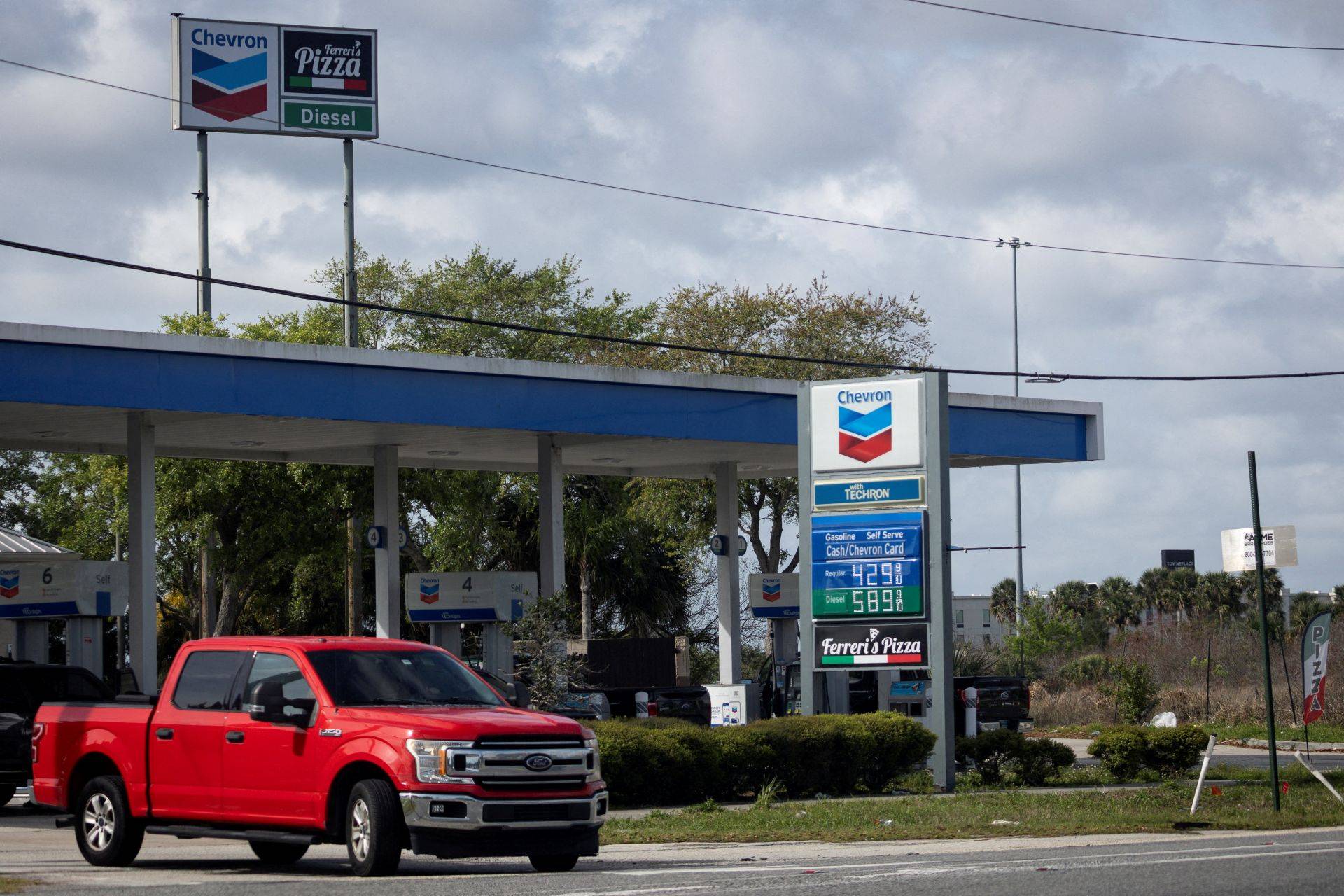 Preços de gasolina exibidos em um posto de combustíveis em Titusville, Flórida - 31/03/2026 (Foto: REUTERS/Marco Bello)