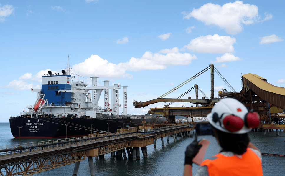 Navio do modelo Guaibamax usado pela mineradora brasileira Vale, parte de uma nova frota de transporte de minério que usa velas giratórias para reduzir o consumo de combustível, atracado no Porto de Tubarão, em Vitória, no Estado do Espírito Santo, Brasil, em 28 de abril de 2026. REUTERS/Pilar Olivares