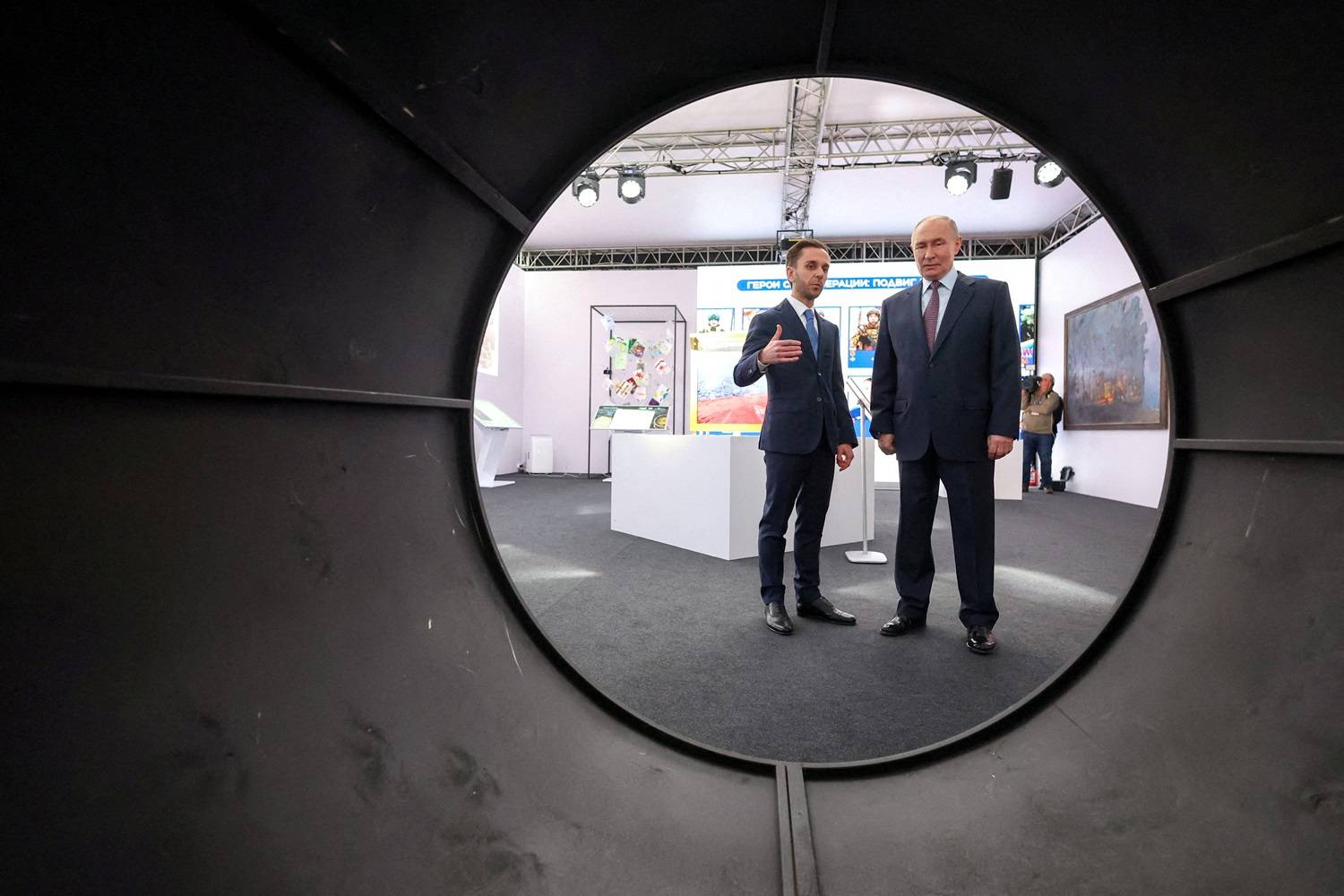 Presidente russo Vladimir Putin, acompanhado pelo diretor-geral da Sociedade Znaniye, Maxim Dreval, visita a exposição “Heróis da operação militar especial: um feito de unidade” em Moscou, Rússia, em 30 de abril de 2026. Sputnik/Vyacheslav Prokofyev/Pool via REUTERS