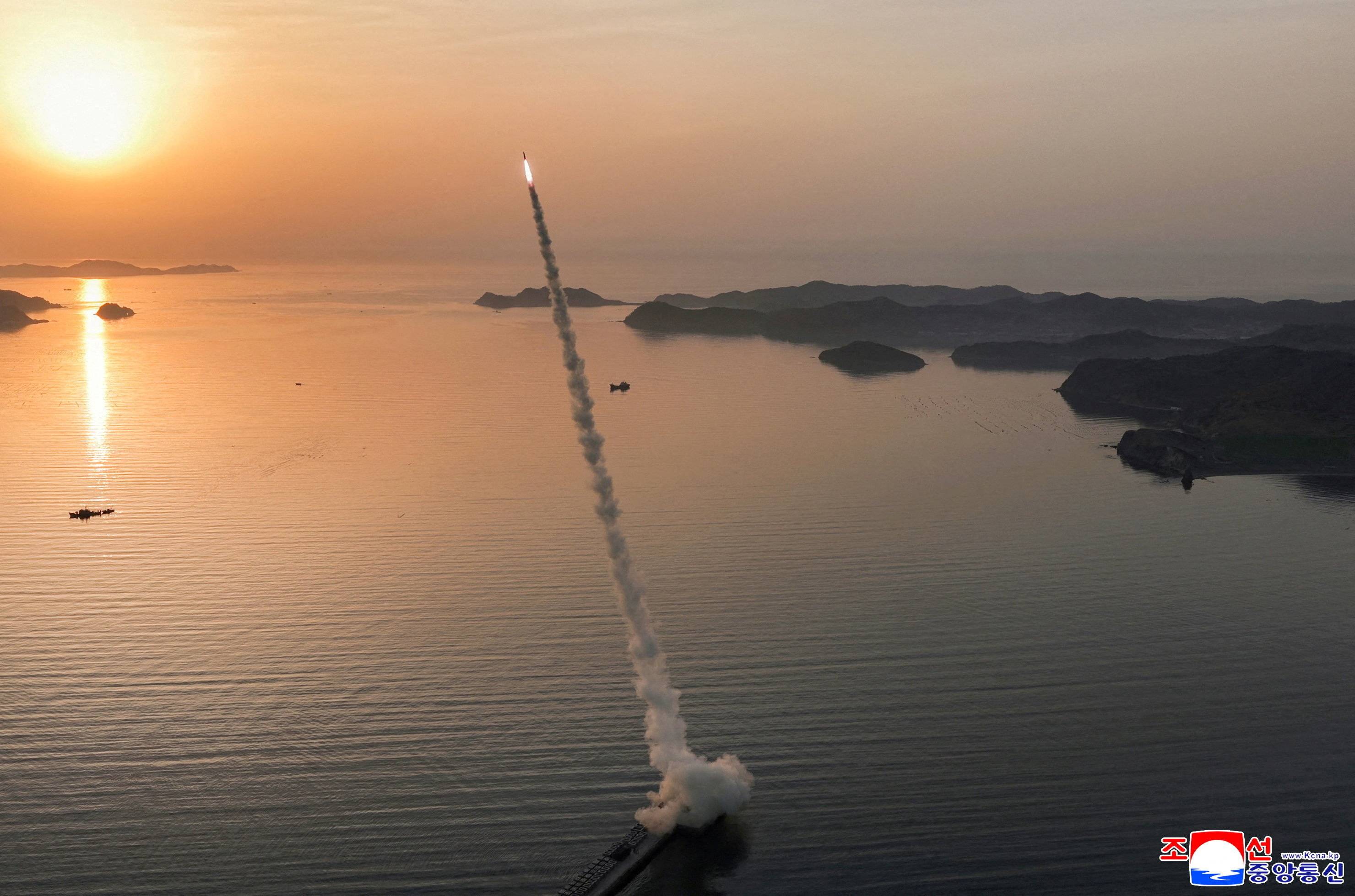 Teste do míssil balístico tático de curto alcance terra-terra Hwasong-11LA em local não revelado na Coreia do Norte
19 de abril de 2026
Foto divulgada em 20 de abril de 2026 pela Agência Central de Notícias da Coreia do Norte
KCNA via REUTERS