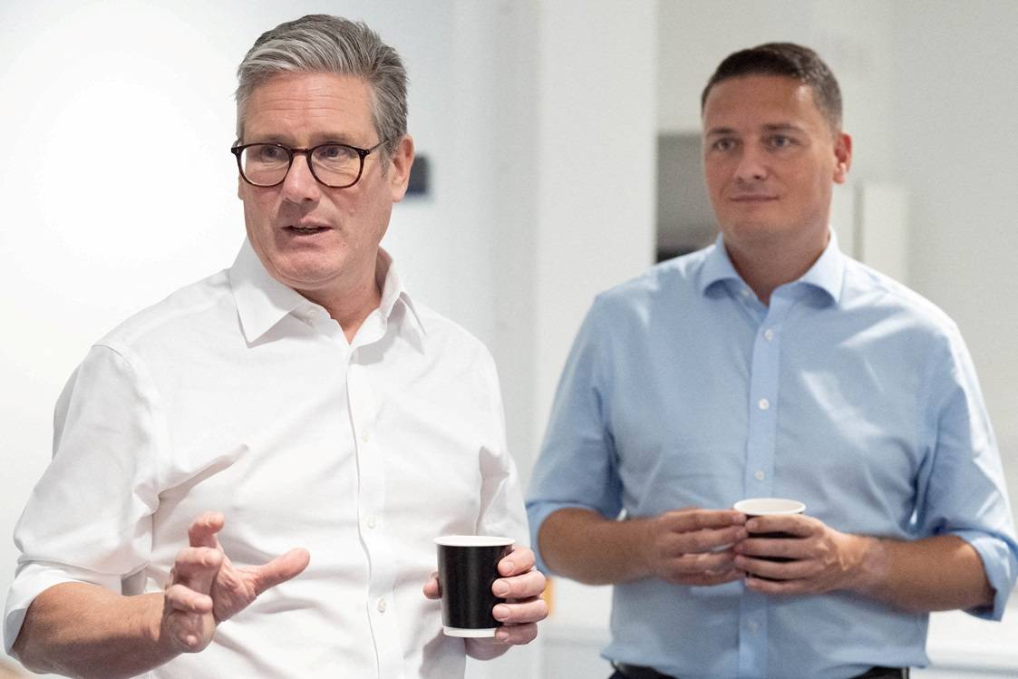 Foto de arquivo mostra o primeiro-ministro do Reino Unido, Keir Starmer, ao lado do secretário de Saúde, Wes Streeting, em visita ao Hospital University College London (UCLH), para ver de perto o uso da terapia por feixe de prótons. Imagem de 11 de setembro de 2024. Stefan Rousseau/Pool via REUTERS
