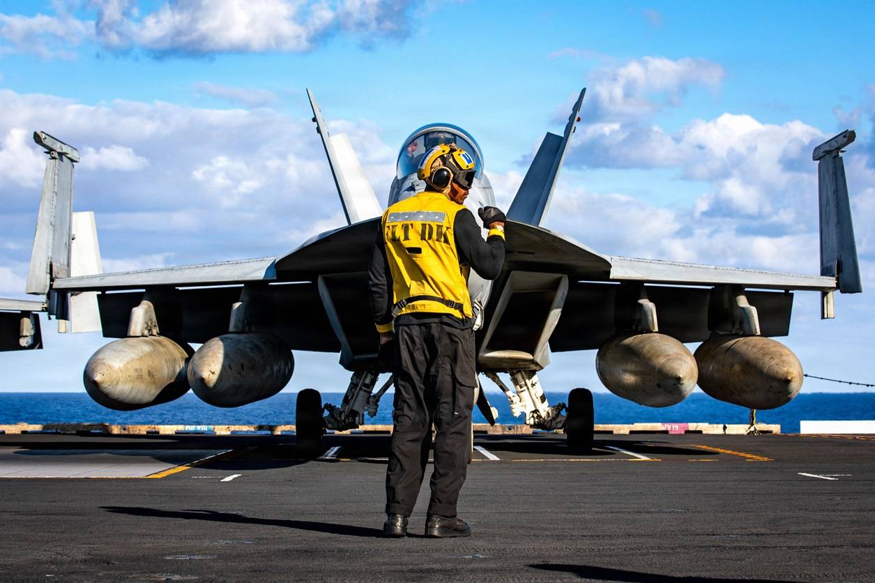 Um caça F/A-18F Super Hornet decola do convés de voo do porta-aviões USS Gerald R. Ford em apoio à Operação Epic Fury, em foto divulgada pela Marinha dos EUA. Fotógrafo: US Navy/Getty Images