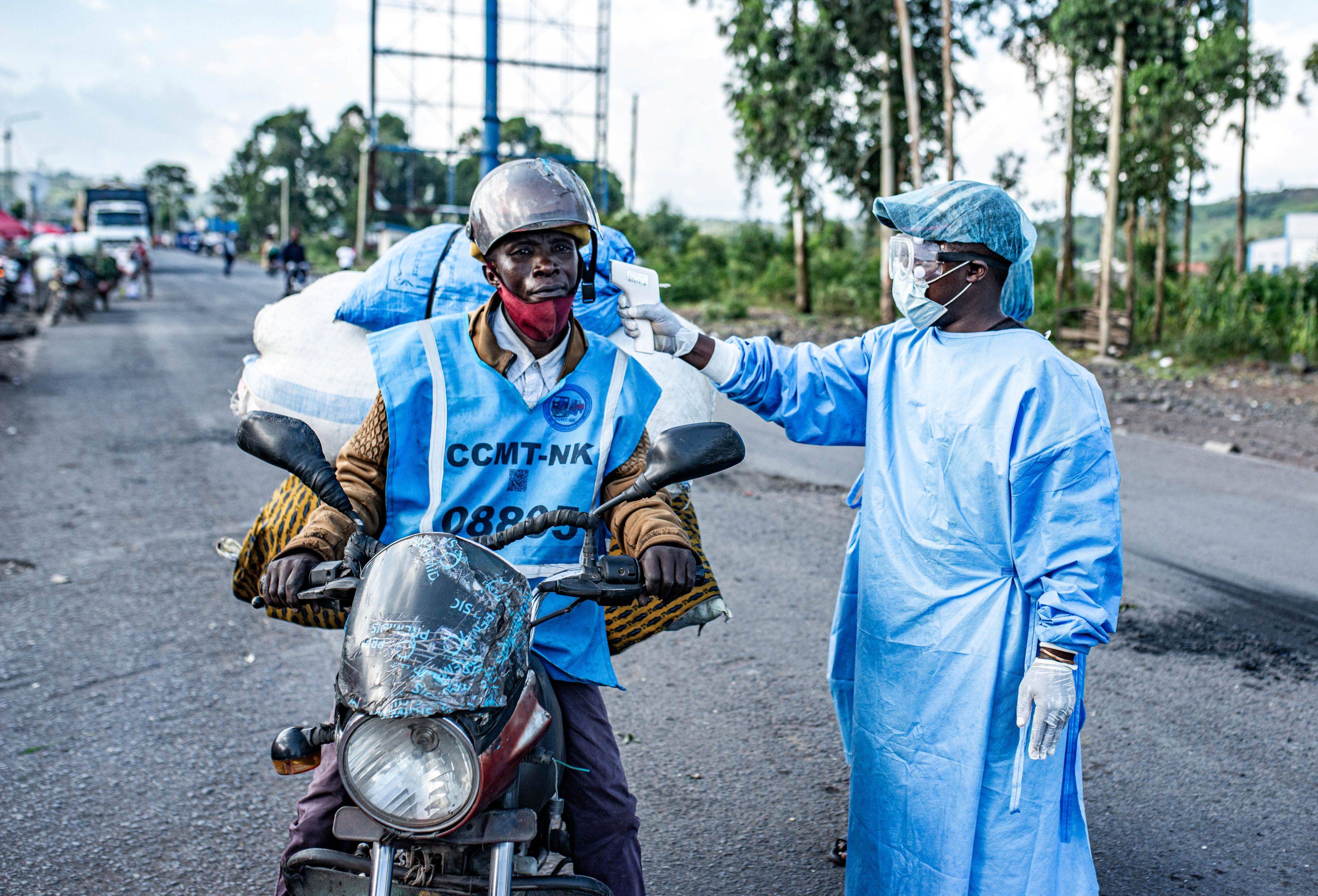 Profissionais de saúde realizam aferição de temperatura e exames de saúde em viajantes em Goma, em 24 de maio.

Fotógrafo: Daniel Buuma/Getty Images/Bloomberg
