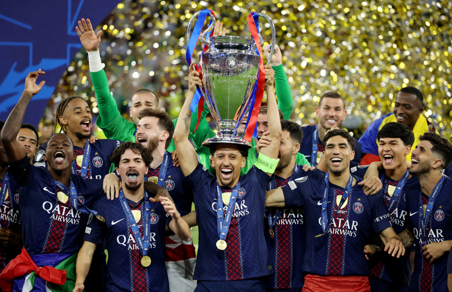 Paris Saint-Germain celebra o bicampeonato da Champions League após vencer o Arsenal nos pênaltis por 4 a 3 (REUTERS/Phil Noble)