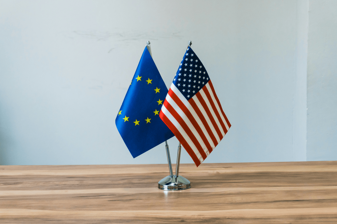Bandeiras dos Estados Unidos e União Europeia