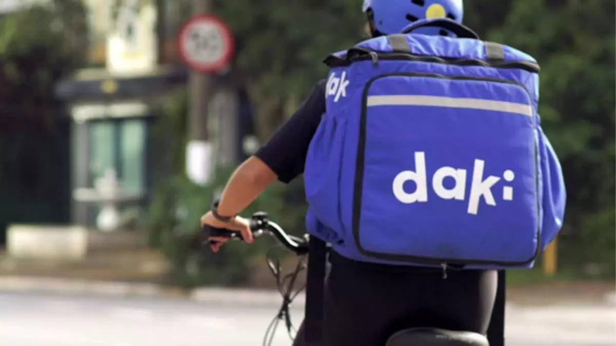 Motorista com mochila de entregas da Daki (Foto: Divulgação)
