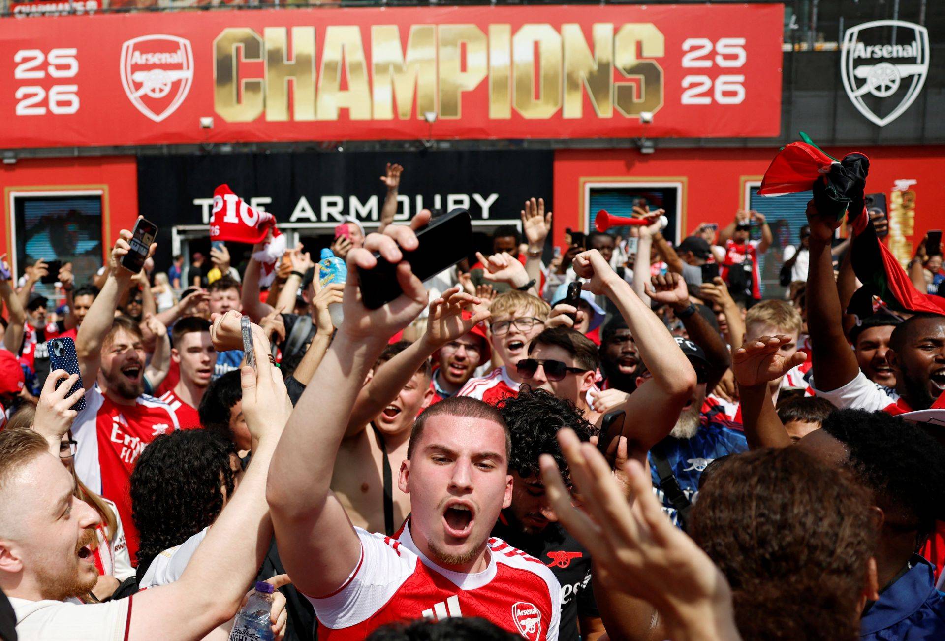 Torcedores do Arsenal do lado de fora do estádio antes da final da UEFA Champions League - 30/05/2026 (Foto: 
Action Images via Reuters/Peter Cziborra)