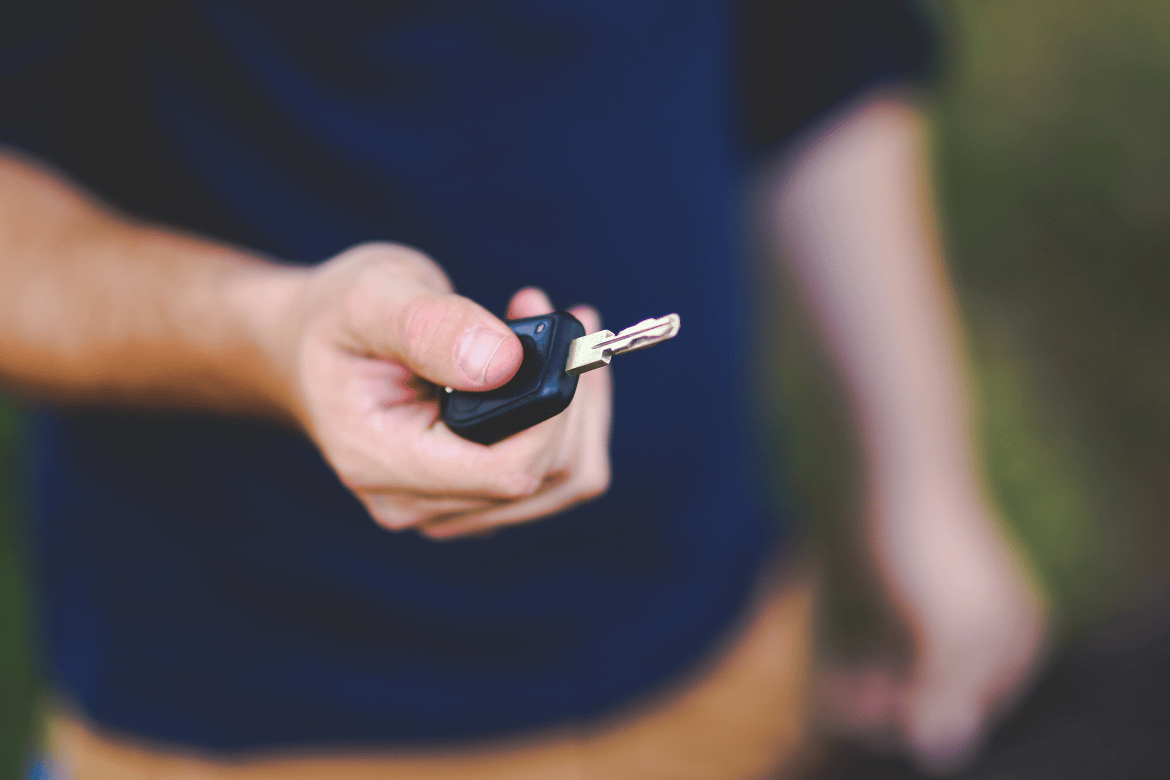 Homem com chave do carro na mão