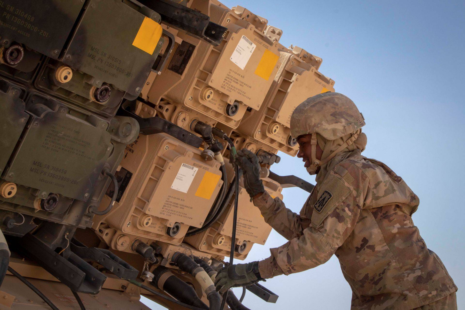 Militar americana inspeciona sistema de mísseis MIM-104 Patriot (Foto: Divulgação/CENTCOM)