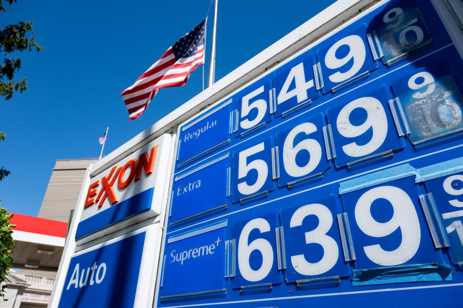 Letreiro de posto de gasolina exibe os preços em Washington, D.C. - 01/05/2026  (Foto: REUTERS/Annabelle Gordon)
