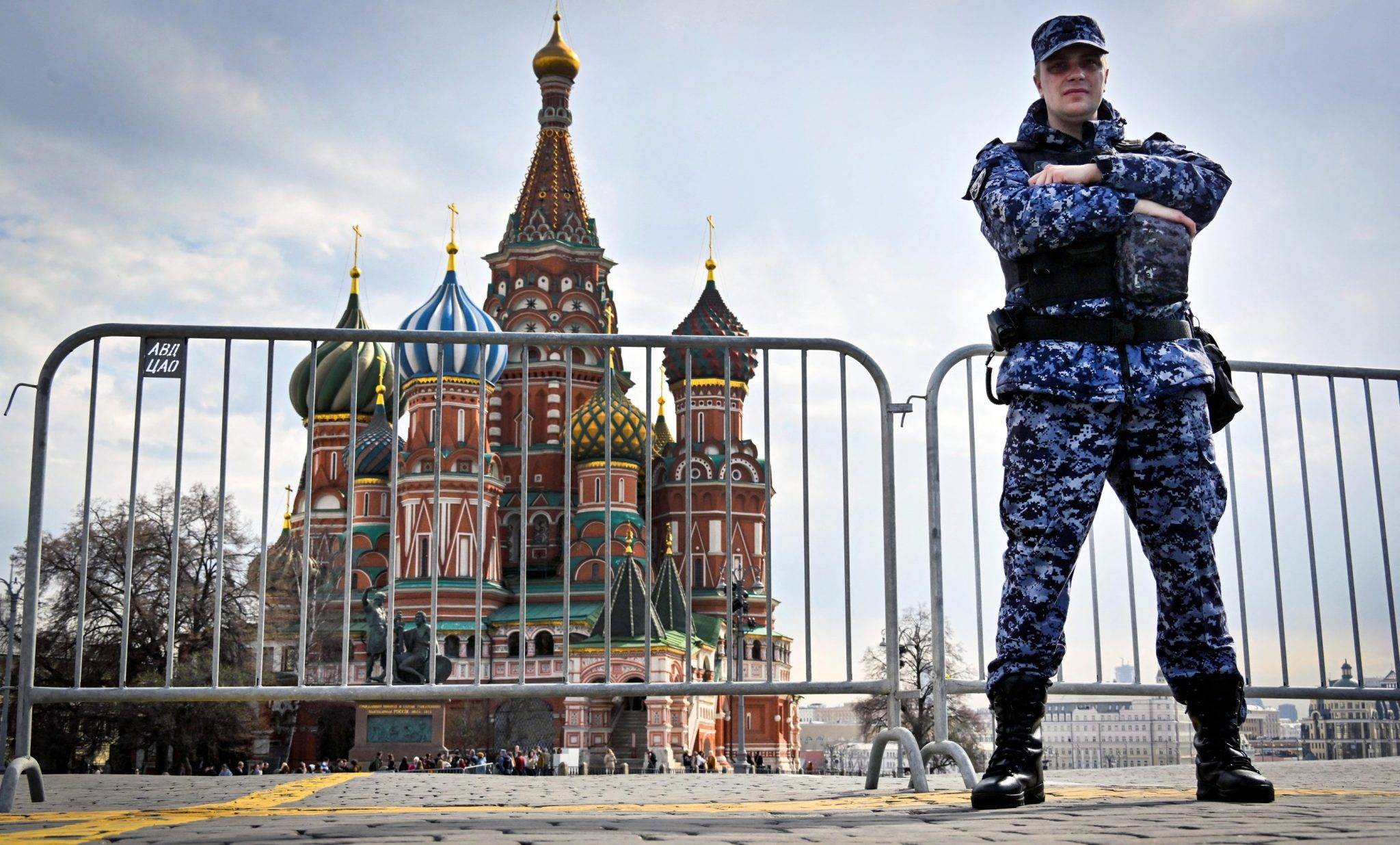 Soldado da Guarda Nacional Russa monta guarda na Praça Vermelha, em Moscou (Foto: Alexander Nemenov/AFP/Getty Images/Fortune)
