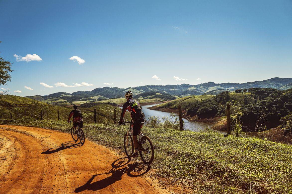 Ciclistas fazendo trilha