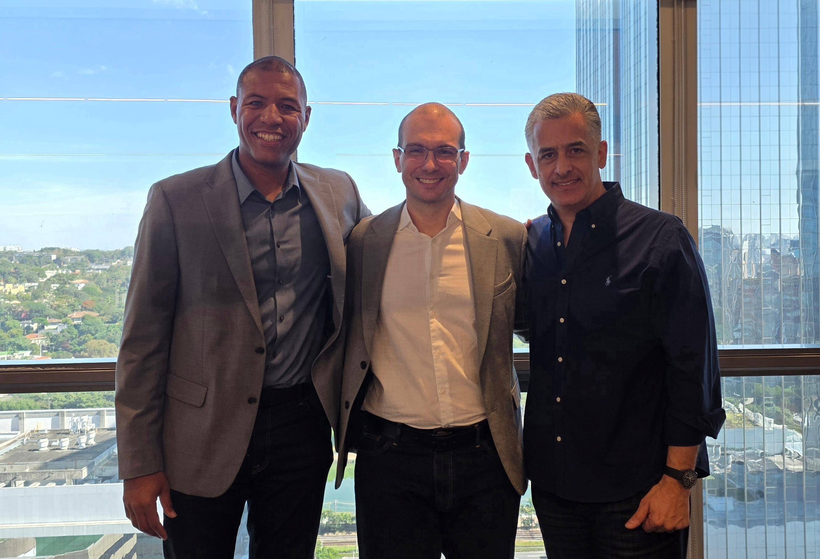 Jason Bennett, vice-presidente global de startups e venture capital na AWS; Daniel Bichuetti, co-CEO e CTO da Forlex; Alvaro Echeverria, diretor de startups da AWS para a América Latina