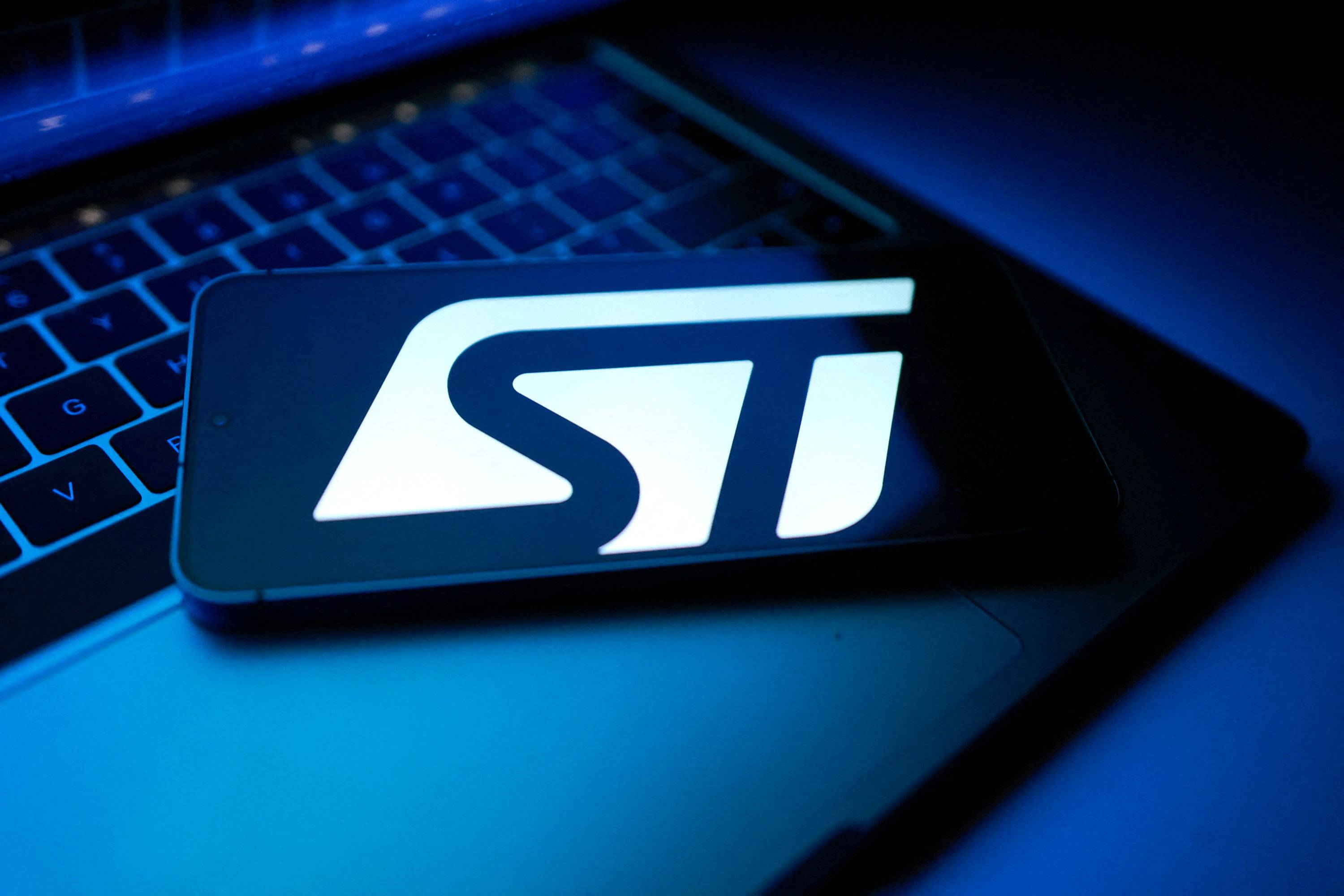 Ilustração com logotipo da STMicroelectronics feita em 25 de agosto de 2025. REUTERS/Dado Ruvic