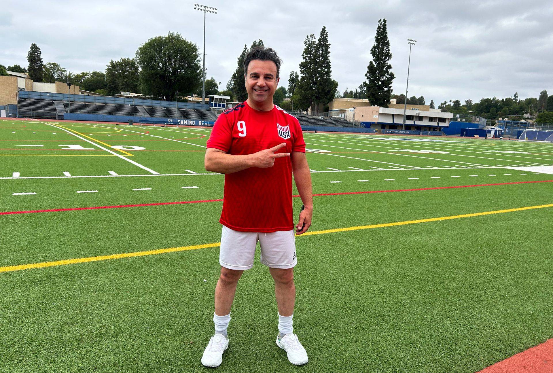 Ehsan Shafi posa após uma partida de futebol do Arya FC, um time predominantemente iraniano-americano, em Woodland Hills, Los Angeles, Califórnia, EUA 3 de maio de 2026 REUTERS/Joe Brock