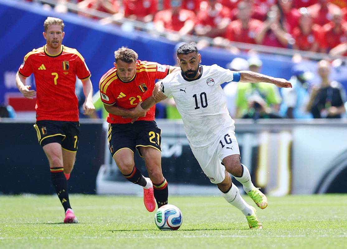 15 de junho de 2026 - Mohamed Salah, do Egito, disputa bola com Timothy Castagne e Kevin De Bruyne, da Bélgica. Foto: REUTERS/Agustin Marcarian