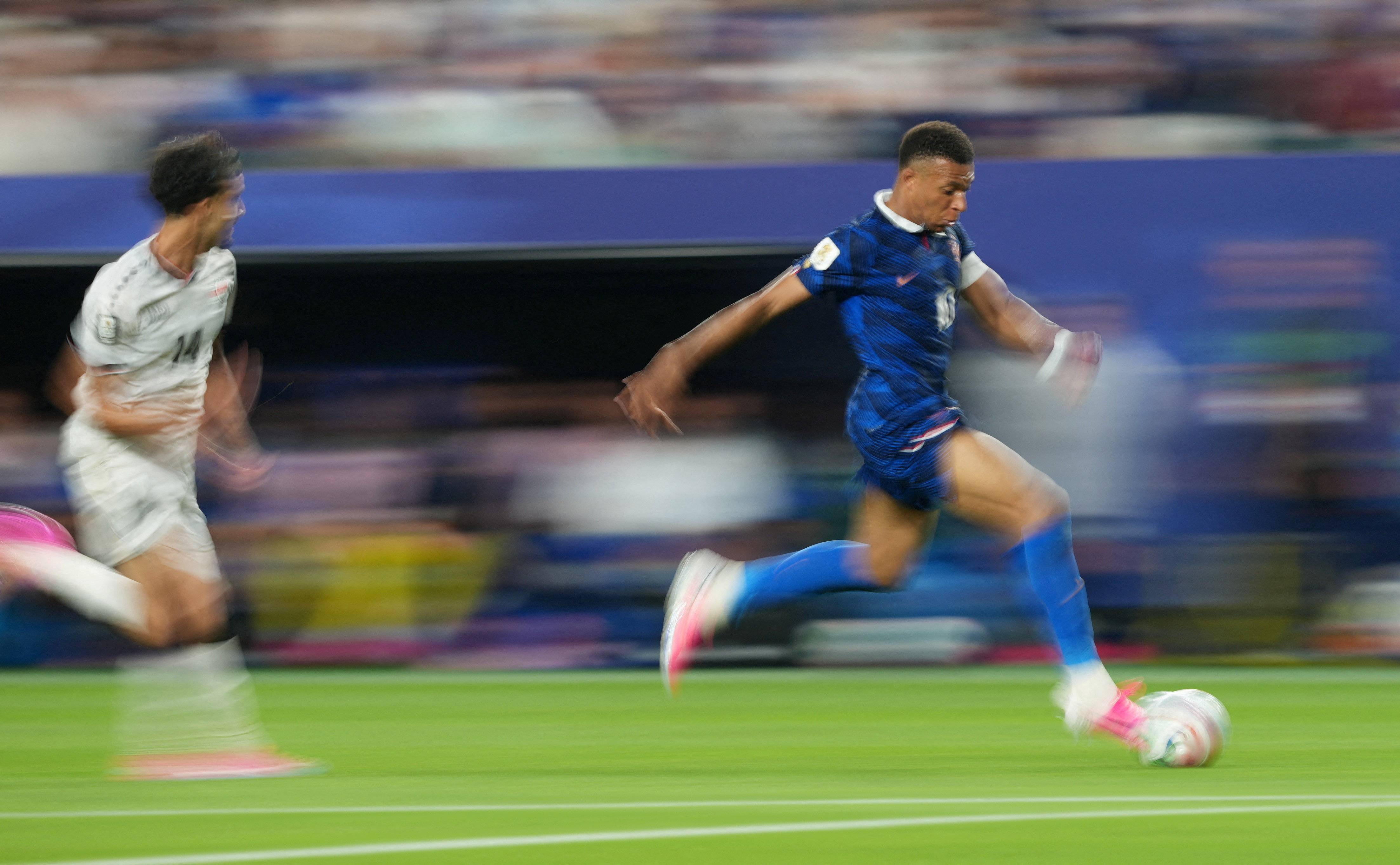 Futebol - Copa do Mundo da FIFA 2026 - Grupo I - França x Iraque - Philadelphia Stadium, na Filadélfia, Pensilvânia, EUA - 22 de junho de 2026.
Kylian Mbappé, da França, disputa a bola com Zidane Iqbal, do Iraque.
IMAGN IMAGES via Reuters/James Lang