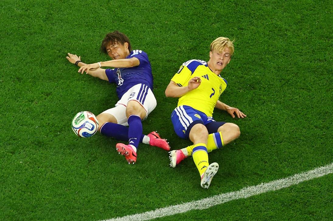 25 de junho de 2026 - Koki Ogawa, do Japão, disputa bola com Lucas Bergvall, da Suécia. Foto: REUTERS/Kai Pfaffenbach