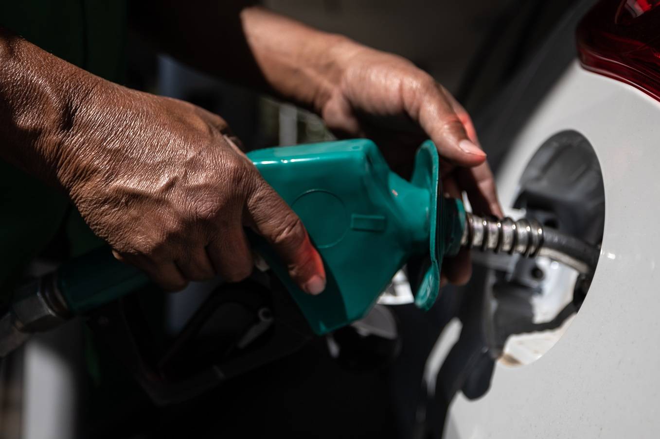 Um funcionário abastece um veículo em um posto da Petrobras em São Paulo, Brasil, na quinta-feira, 16 de maio de 2024 Fotógrafo: Jonne Roriz/Bloomberg
